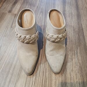 Universal Thread Beige Braided Mules. Size 7.5